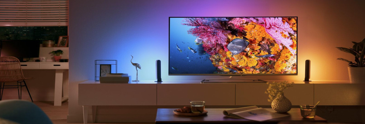 Pomysł na oświetlenie ściany z telewizorem – rozwiązania smart